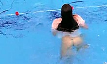 Katy Soroka, seorang remaja amatir, memamerkan tubuh berbulu-nya di bawah air