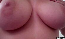 Une brune amateur aux gros seins se masturbe avec un vibromasseur