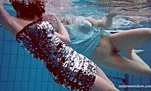 Russiske tenåringsjenter Dashka og Vesta engasjerer seg i undervannssex