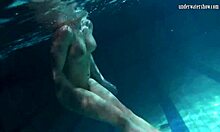 Busty teenagere under vandet eventyr med sin kæreste