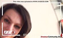 Amatorska brunetka kusi w domowym filmie z poszarpanymi ubraniami
