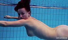 Amatőr tini Katrin meztelenül a víz alatt egy otthoni videóban