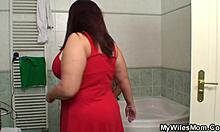 Кафява приятелка смуче и язди члена на гаджето си в банята